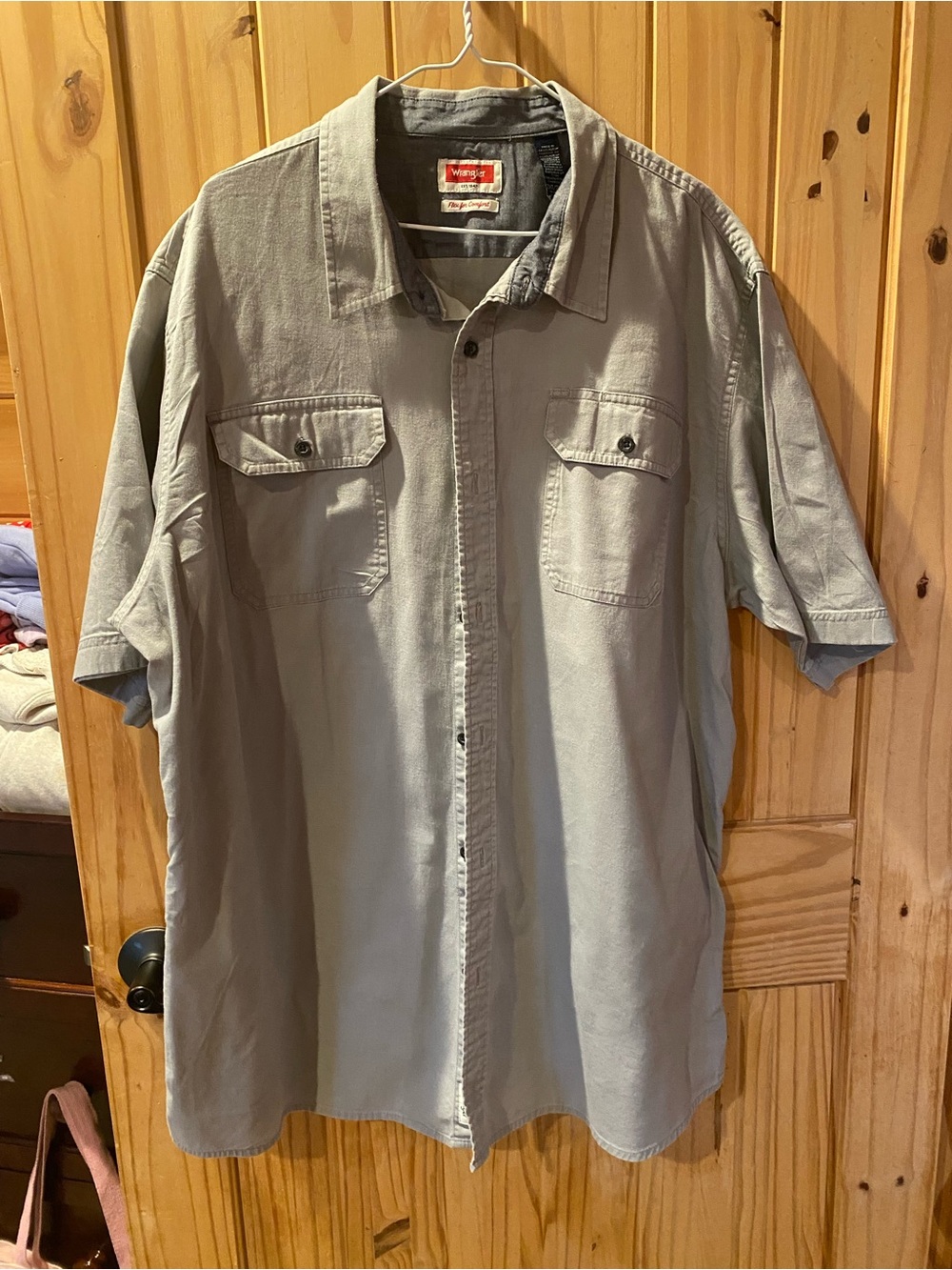 Wrangler Short-Sleeve Button-Down Shirt in Light Gray